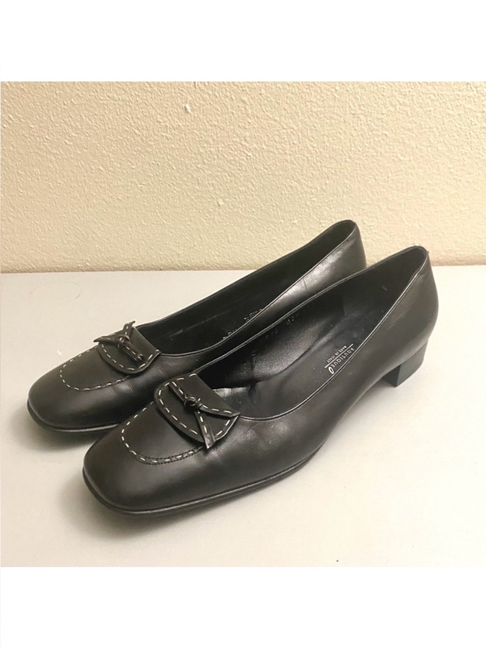 NWT Authentic Salvatore Ferragamo vintage Black genuine Leather pumps.